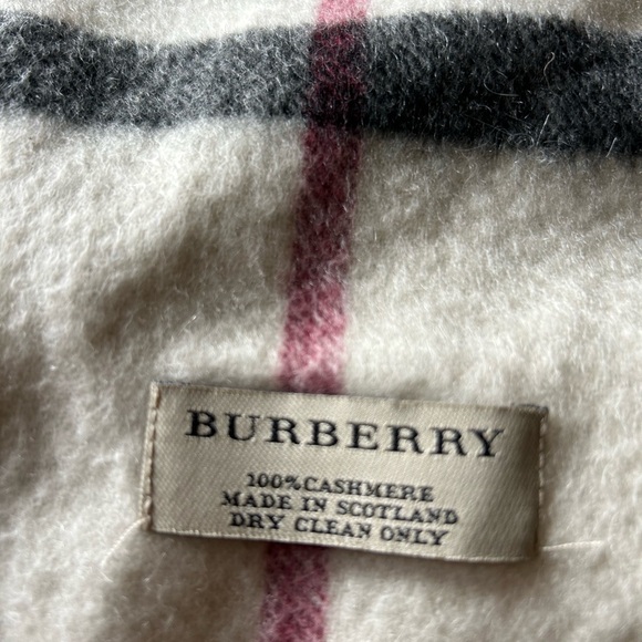 Burberry Classic Check 100%Cashmere Scarf Authentic in excellent condition! - Picture 10 of 10